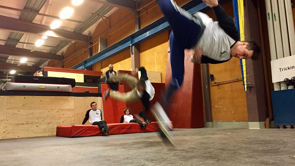 Föreningen Street Mentalitys ledning bestående av fem killar gör volter i den nya parkourhallen.