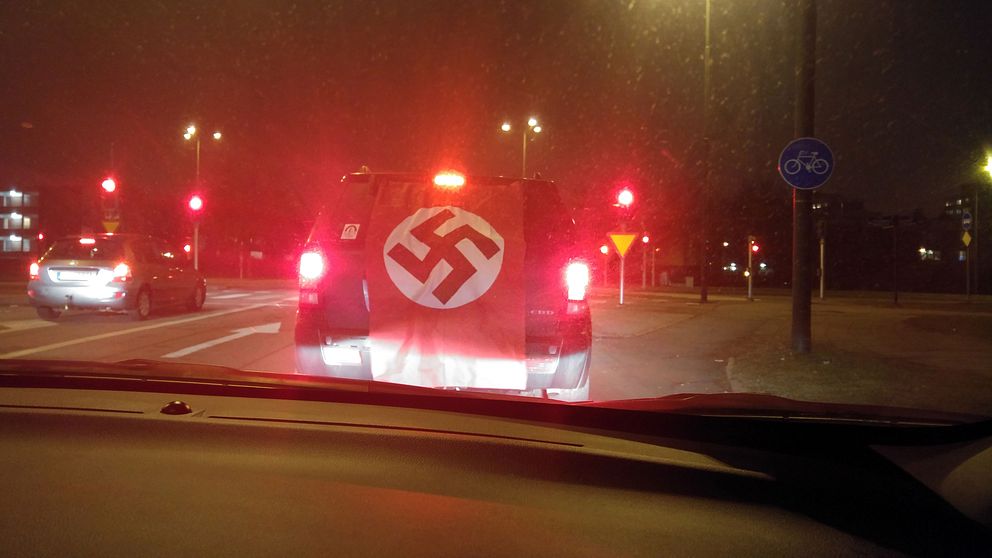 Saaed Sarvioskouey hamnade bakom bilen med nazistflaggan