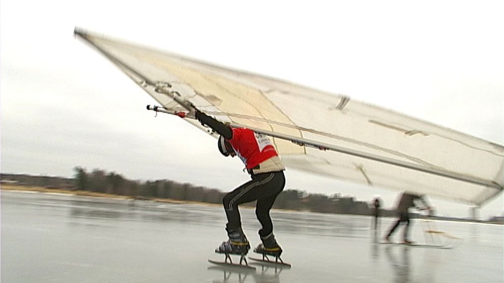 man på skridskor med stort segel