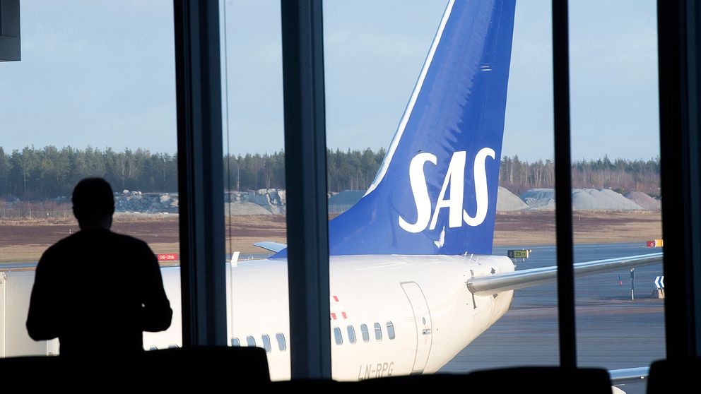 SAS-plan utanför en gate på Stockholm Arlanda Airport