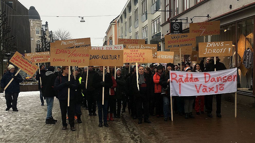 Över 100 personer demonstrerade under lördagen för att stoppa rivningen av danspalatset Kaskad i Växjö.