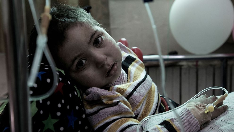 Retaj insjuknade snabbt i leukemi för 10 månader sedan, här behandlas hon på sjukhuset i centrala Gaza.