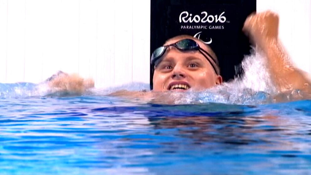 Karl Forsman i simbassäng jublar över guld i Paralympics i Rio