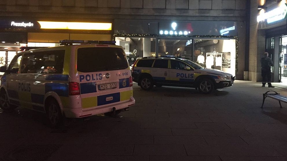 Polisbilar på Stora torget i Uppsala