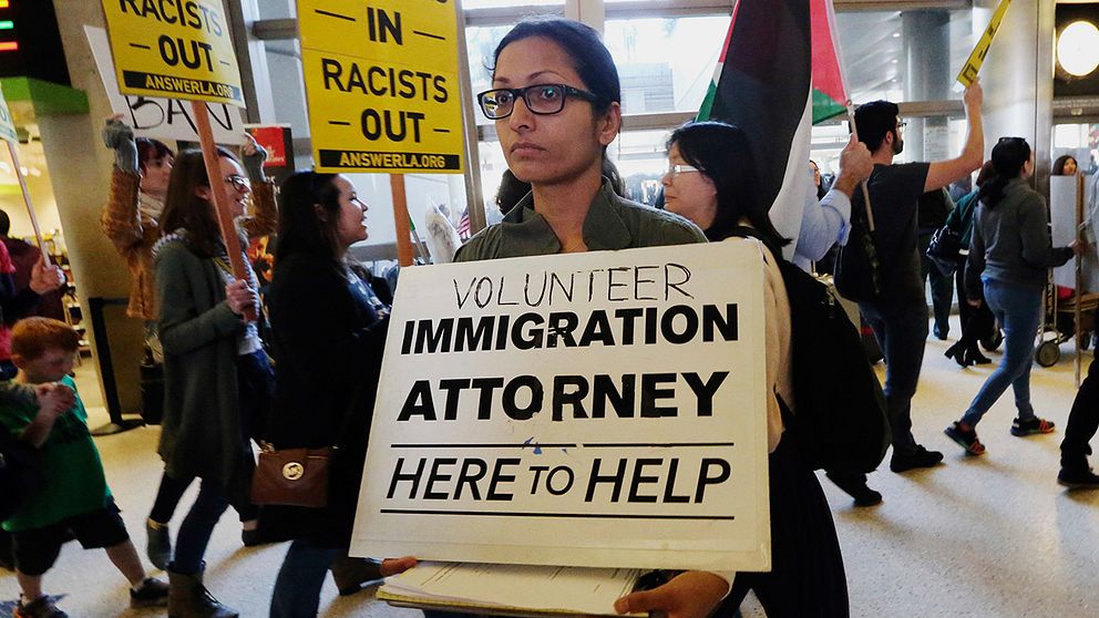 En jurist på flygplatsen i Los Angeles erbjuder rättshjälp för resenärer från de drabbade länderna.