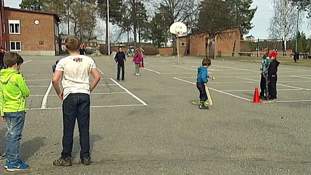 barn spelar brännboll på skolgården
