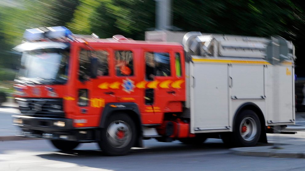 Räddningstjänsten fick rycka ut för att bekämpa en brand i en lastmaskin under måndagsförmiddagen – men de valde att låta den brinna.