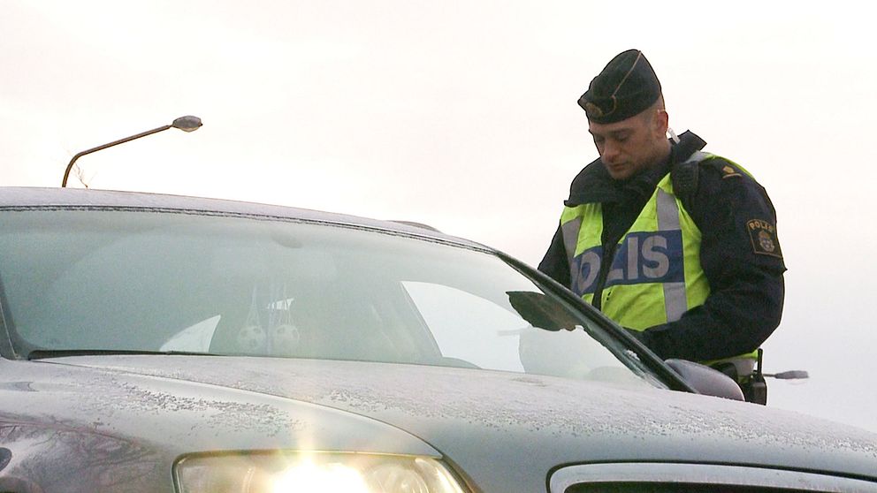 Polis gör trafikkontroll.