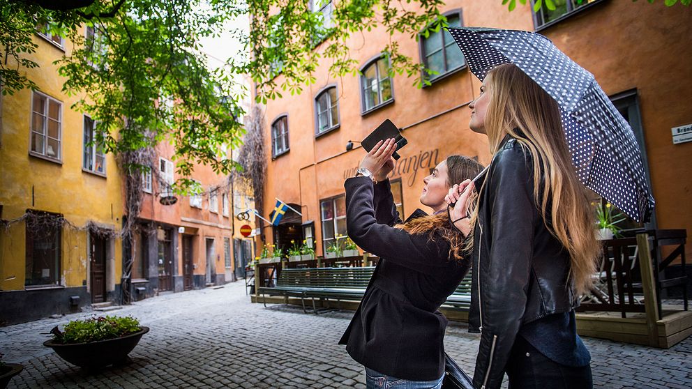 Turister fotograferar i Stockholm.