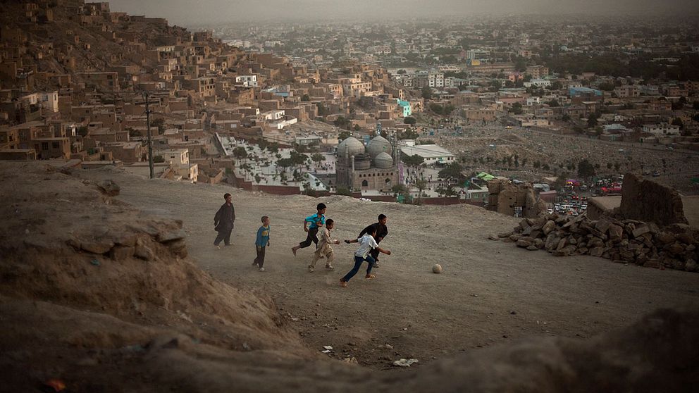 Afghanska pojkar spelar fotboll i Kabul. Pojkar som kidnappas som sexslavar åt poliser, makthavare och krigsherrar är ett ökande problem i landet.