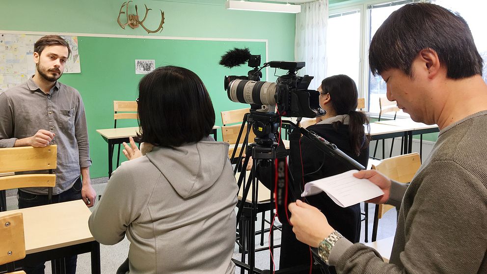 Kameraintervju i ett klassrum.