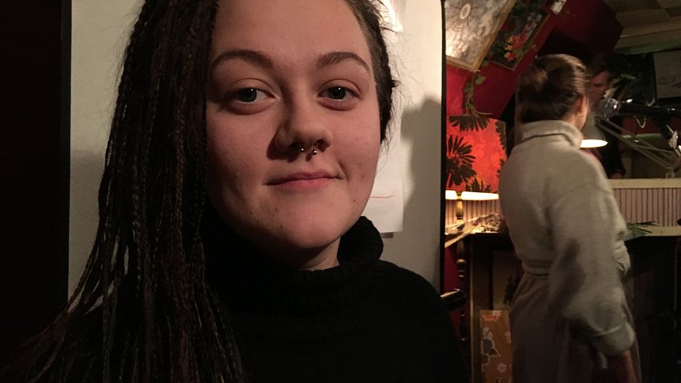 porträtt av tjej med ring i näsan