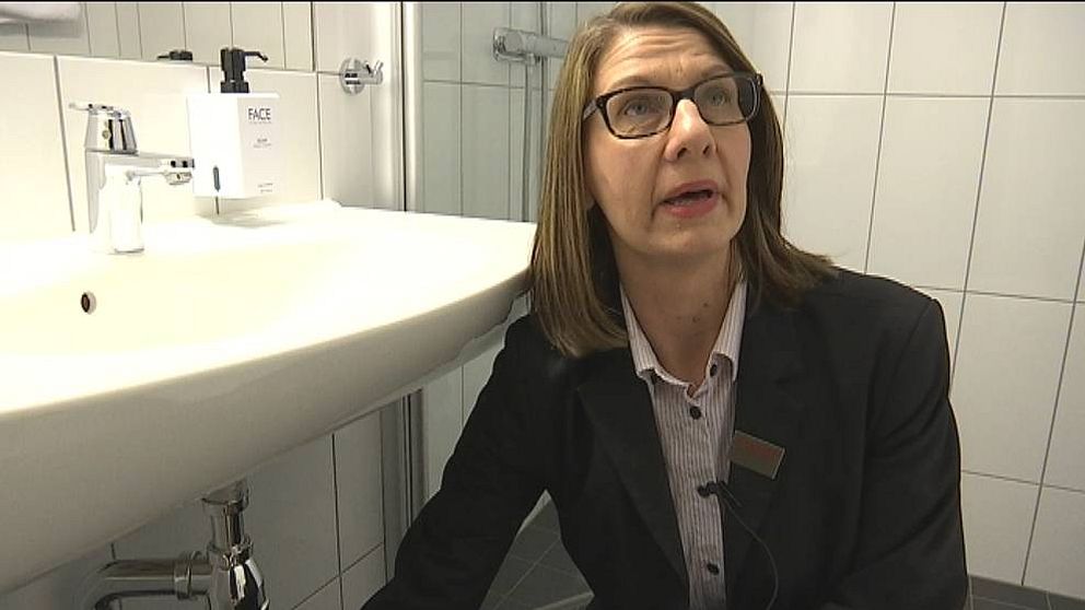 Therese Helbro intill ett handfat på hotelltoalett.