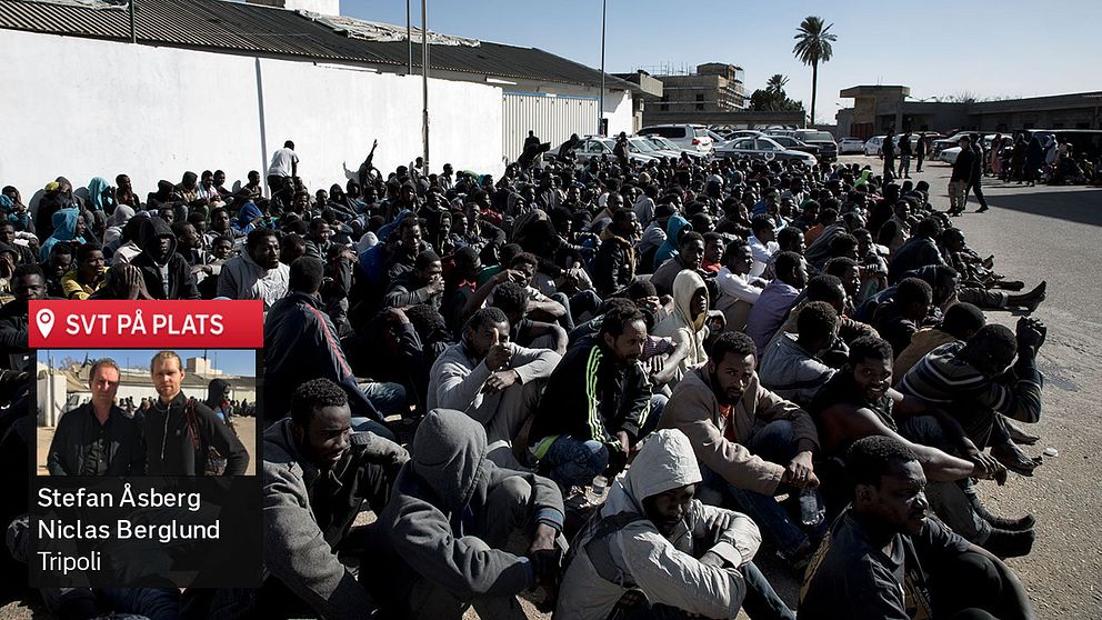 Hundratals flyktingar har gripits av libyska myndigheter, när de försökt att fly mot Europa genom Libyen. De  sitter här samlade på gårdsplanen i flyktinglägret i centrala Tripoli.