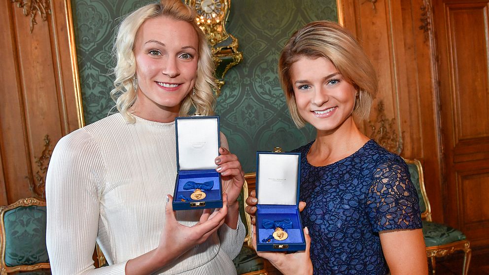 Simmaren Sarah Sjöström och cyklisten Jenny Rissveds tog båda emot H.M. Konungens medalj, 8:e storleken i högblått band av kung Carl Gustaf och drottning Silvia under en medaljceremoni på Stockholms slott.