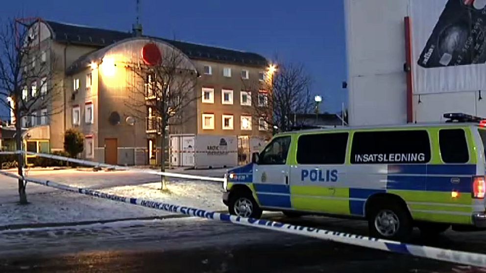 En man fick allvarliga skador efter en explosion i en container utanför ett flyktingboende i Västra Frölunda, Göteborg.