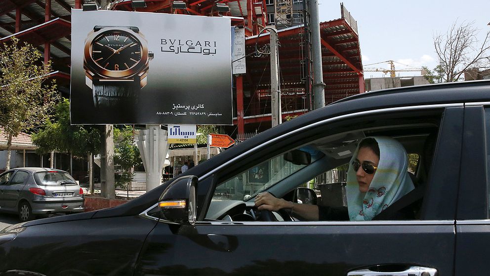 Kvinna i bil i Iran
