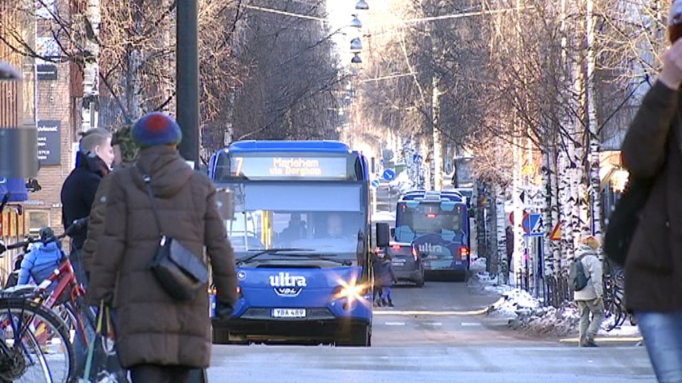 lokalbuss från Ultra kör igenom Umeå