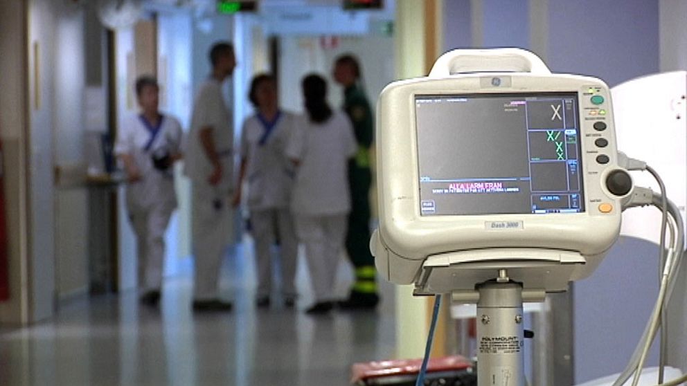Sjuksköterskor i bakgrunden av teknisk sjukvårdsapparatur