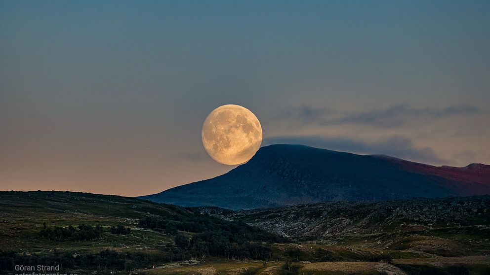 Månen går upp över en fjälltopp i Jämtland