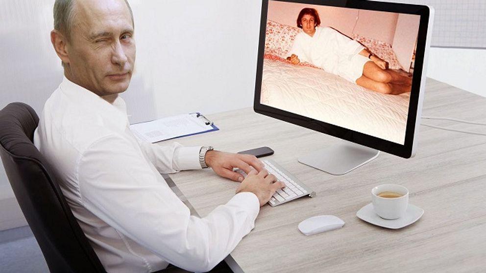 Putin blinkar åt publiken medan en bild på Trump iklädd badrock syns på datorskärmen