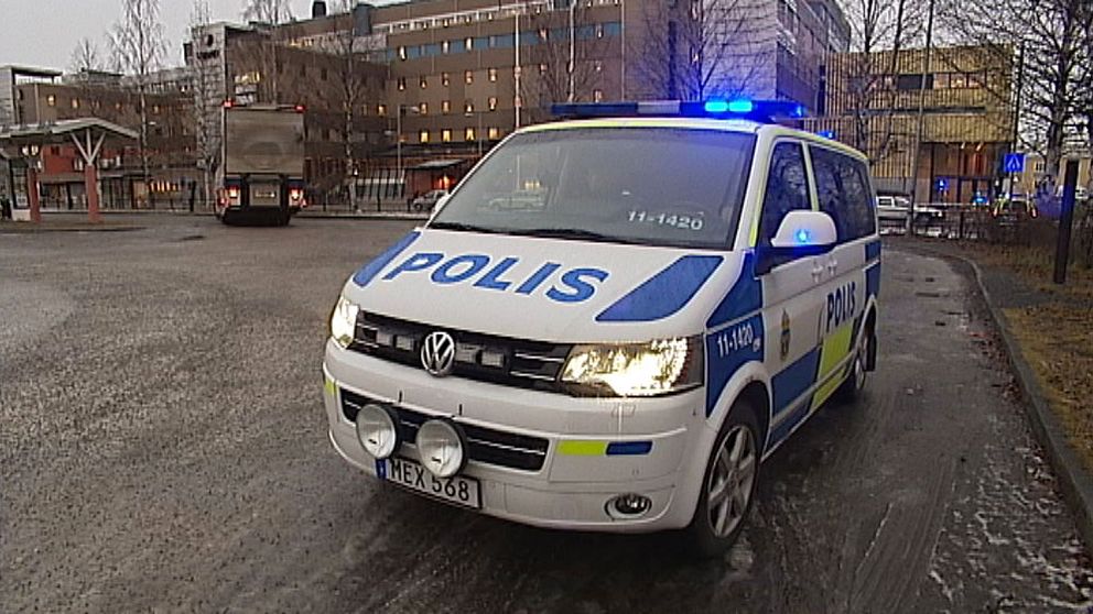 Arkivbild polisbil vid avspärrningar vid polishuset Luleå november 2015