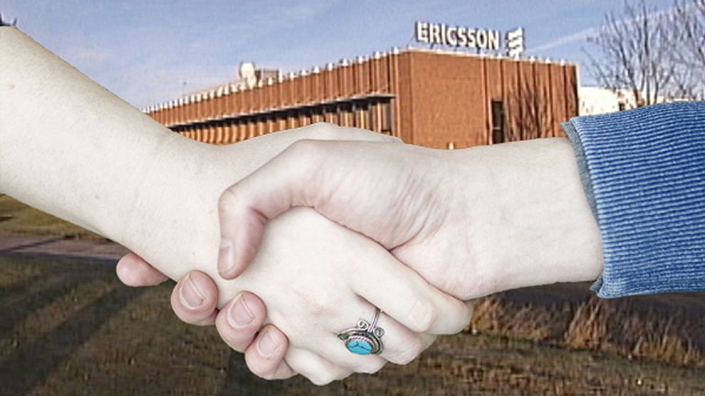 Handslag framför Ericssons fabrik
