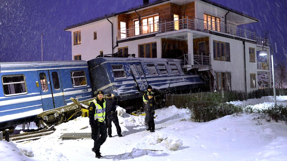 Ett tåg körde in i ett bostadshus i Saltsjöbaden 2013. Nu har tågoperatören Arriva fått en företagsbot på 500 000 kronor för arbetsmiljöbrott. Arkivbild.