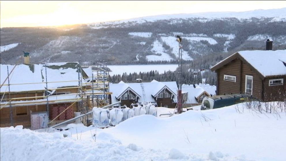 Vintervy över byn och sjön, byggnadsställning