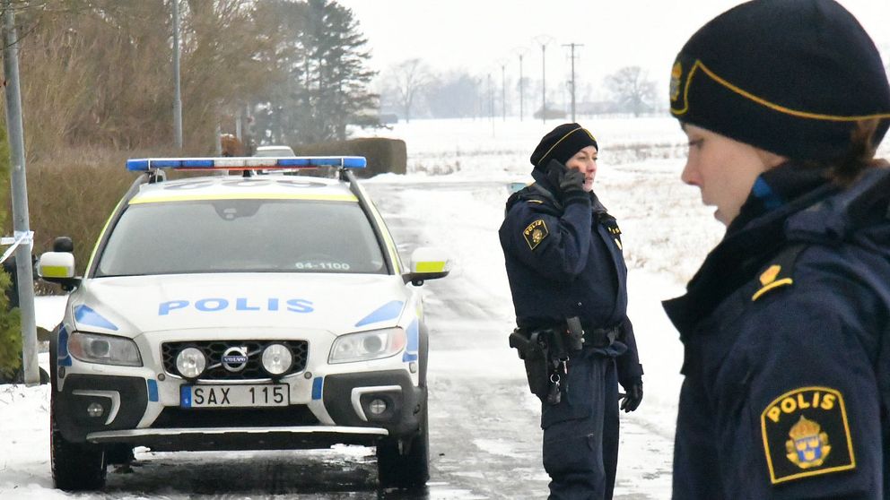 Tre personer hittades på fredagen döda i en villa i Skivarp i Skurups kommun.