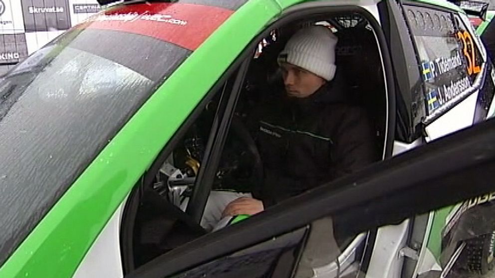 Pontus Tidemand bakom ratten i sin Skoda