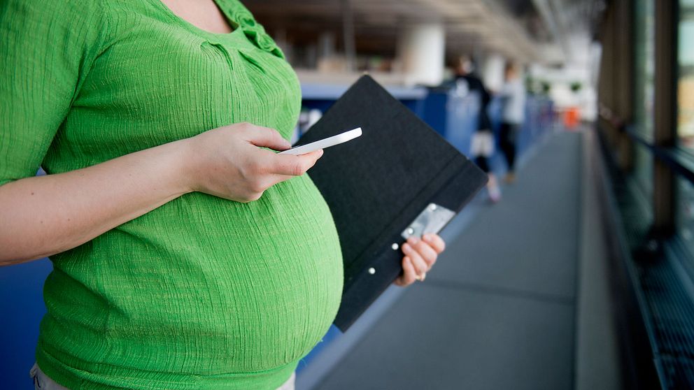 En kvinna fick sin provanställning avslutad på grund av sin graviditet.