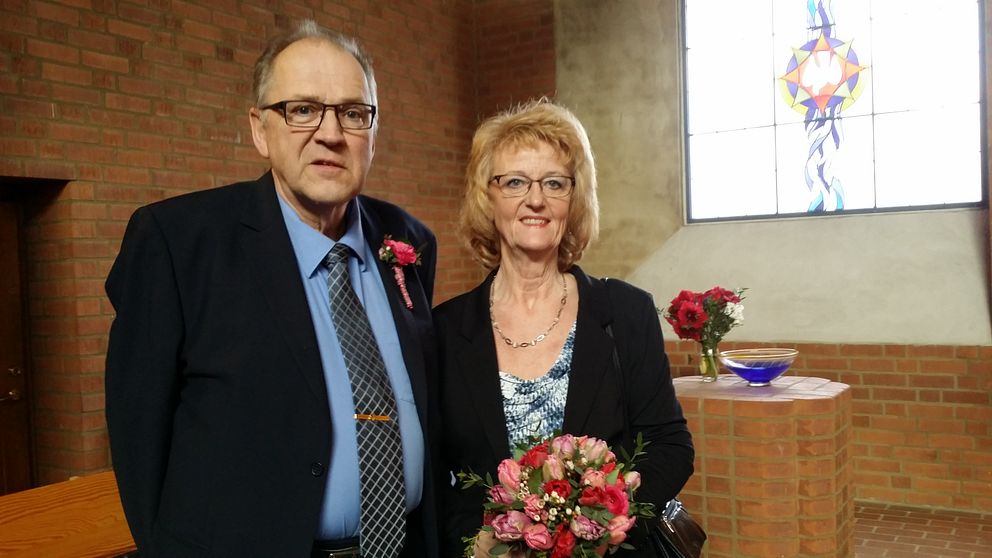 Ylve Johansson och Anne-Marie Eriksson gifter sig, med en så kallad drop-in-vigsel i Adolfsbergskyrkan i Örebro, efter 37 år tillsammans