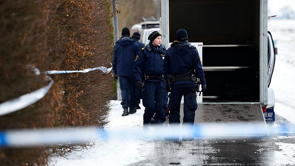 Poliser utanför villan i Skurups kommun där tre personer hittades döda.