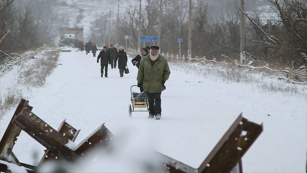 Människor som lever nära Ukrainas östra gräns får gå i timtal i vinterkylan för att nå staden Lugansk, som nu kontrolleras av ryskstödda separatister.
