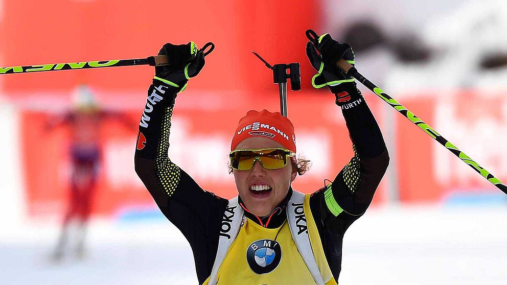Laura Dahlmeier jublar efter sin nya VM-medalj.