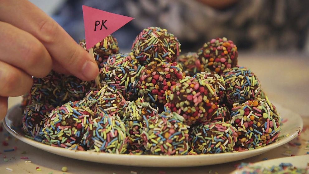 Pk-bollar. Chokladbollar med färgglatt strössel.