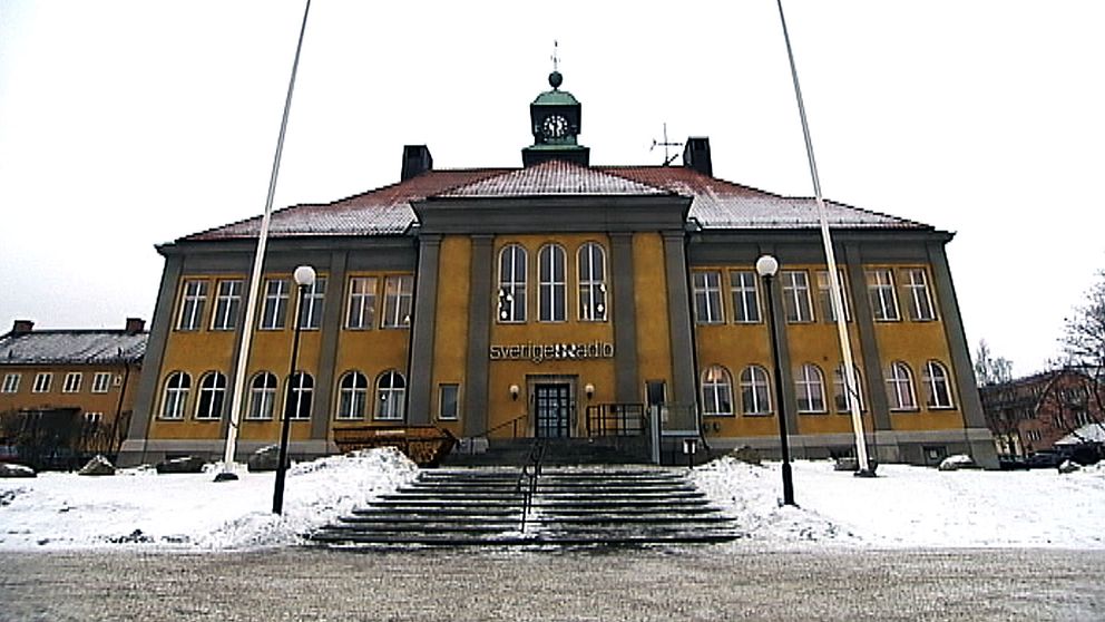 Radiohuset i Falun. En stor gul stenbyggnad vid medborgarplatsen.