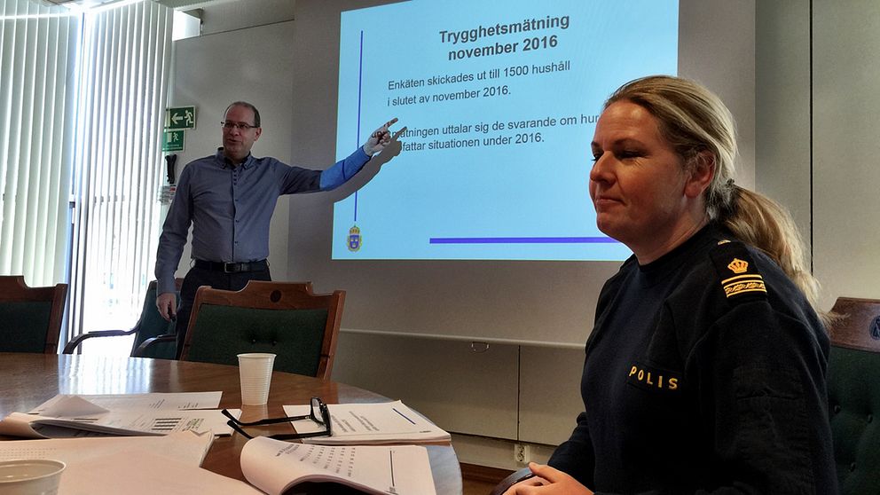 Kommunstyrelsens vice ordförande Kenneth Michaelsson (C) presenterar trygghetsmätningen i Ronneby.