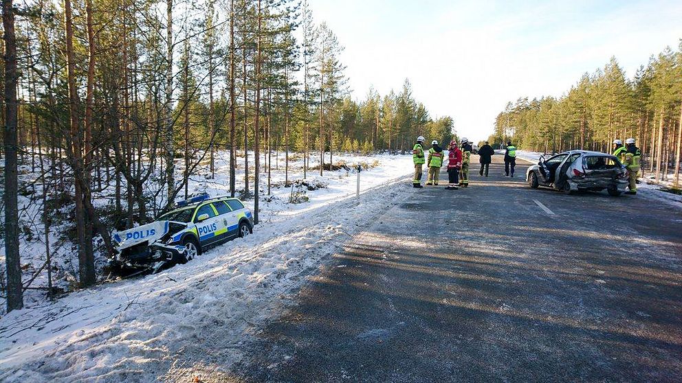 Polisbil och bil i krock mellan Mora och Rättvik