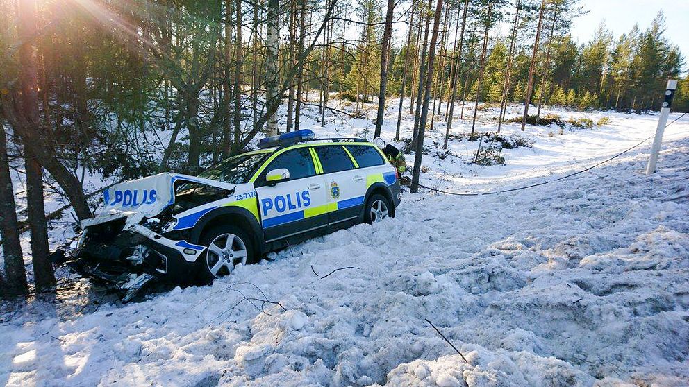 Polisbil och bil i krock mellan Mora och Rättvik