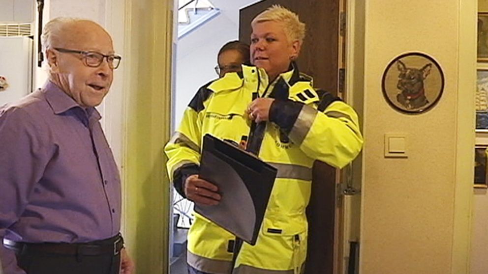 Sven Johansson i lila skjorta får besök