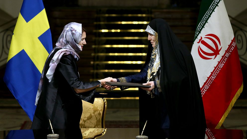 Handelsminister Ann Linde (S)  och Irans vice president för kvinnor och familjefrågor Shahindokht Molaverdi, skakar hand.