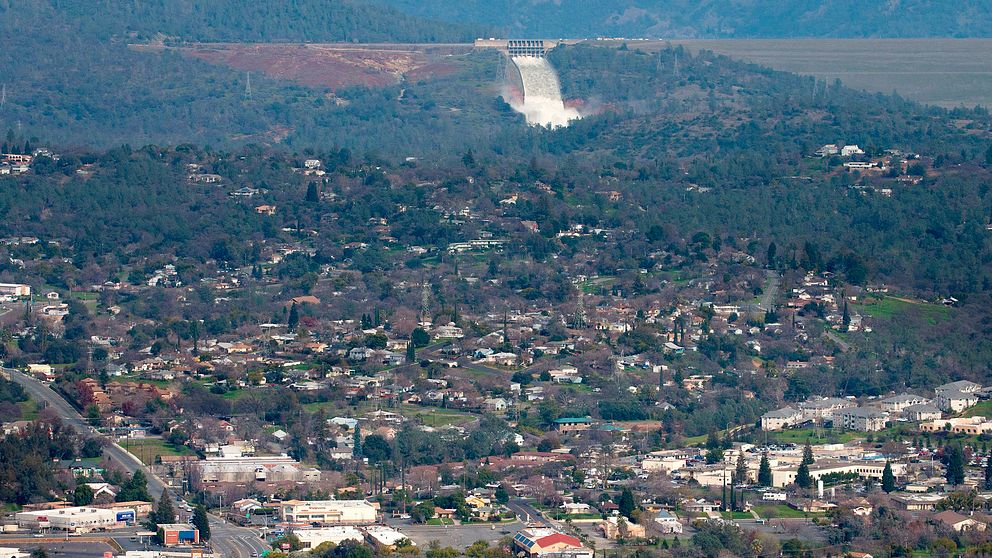 Den skadade sidokanalen där vattnet forsar syns ovanför staden Oroville.