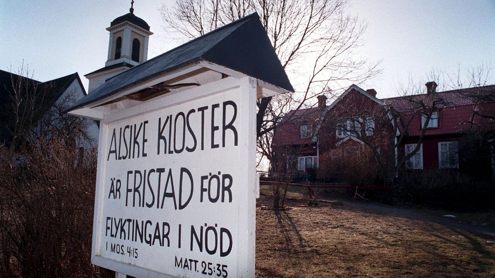 ”Alsike kloster är fristad för flyktingar i nöd” står skrivet på en skylt utanför klostret.