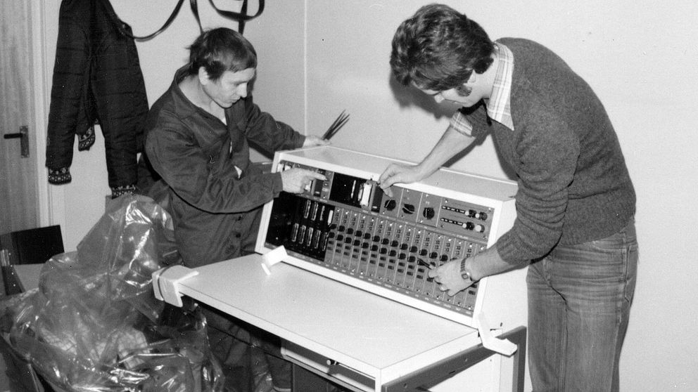 Radioprofilen Konrad Larsson och tekniker Kenneth Karlsson packar upp ett av Radio Värmlands första sändningsbord.