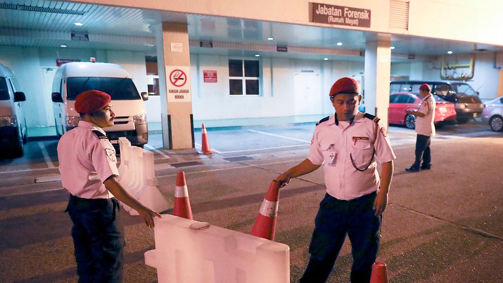 Säkerhetspersonal blockerade ingången till sjukhuset i Putrajaya, Malaysia, efter beskedet att den äldre brodern till Nordkoreas diktator hittats död.