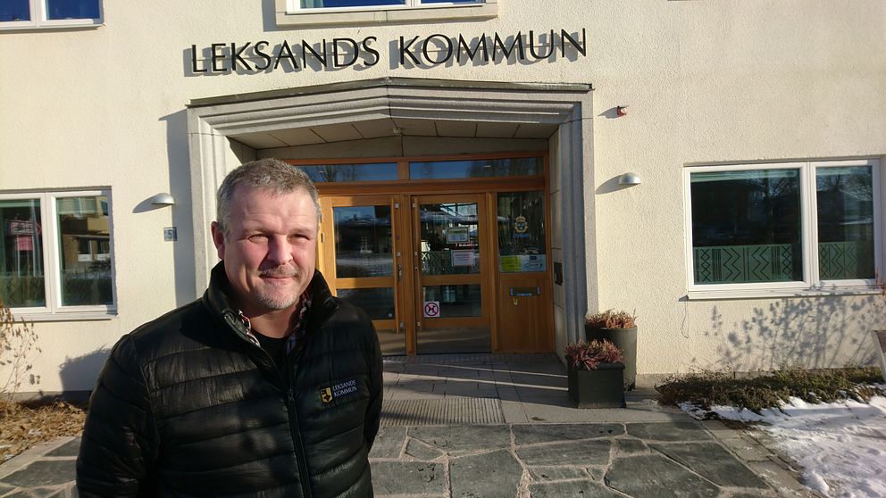 Åke Sjöberg utanför kommunhuset