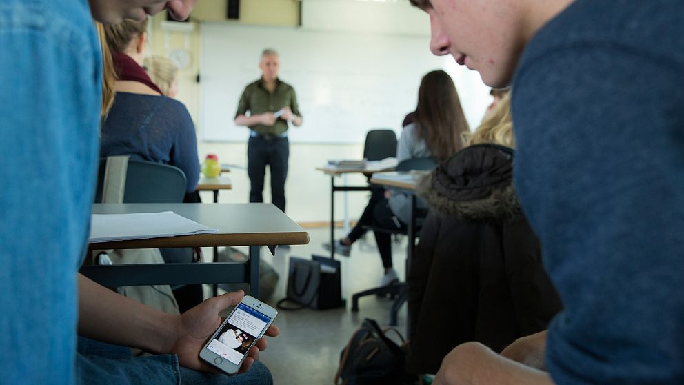 På en del skolor ska eleverna lämna in sina mobiltelefoner inför provtillfället, men det finns de som har med en extra.