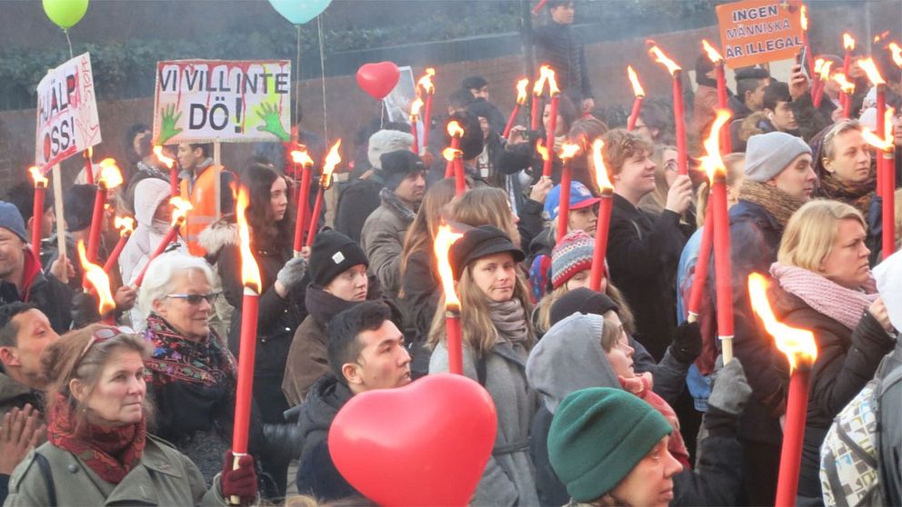 Ett par hundra personer demonstrerade med facklor utanför stadshuset i Malmö.